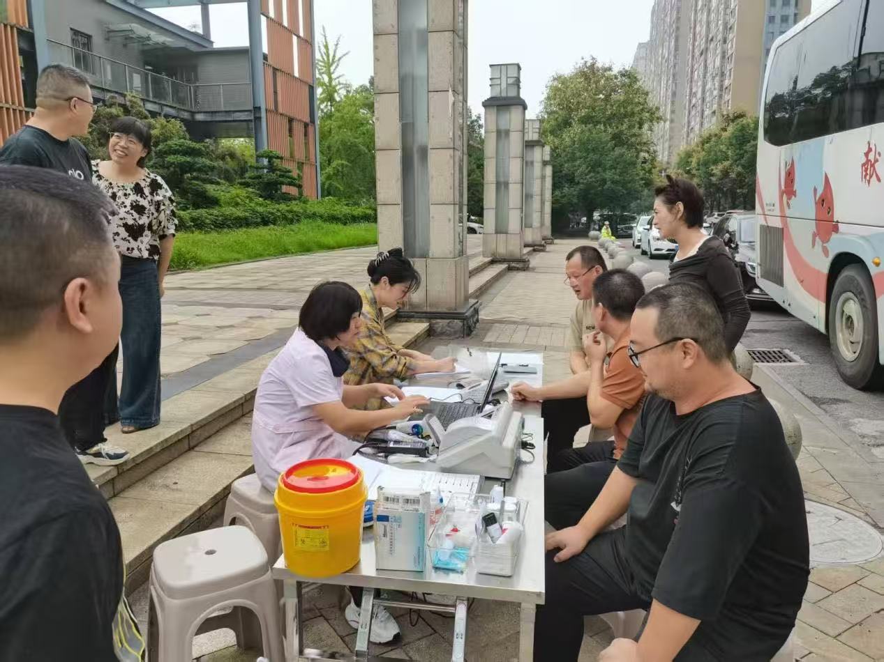 以担当回馈社会,热血向祖国献礼 ——九江信华建设集团开展无偿献血活动