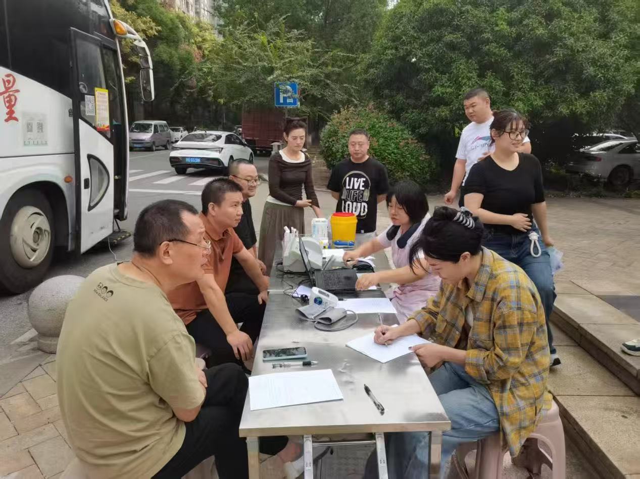 以担当回馈社会,热血向祖国献礼 ——九江信华建设集团开展无偿献血活动