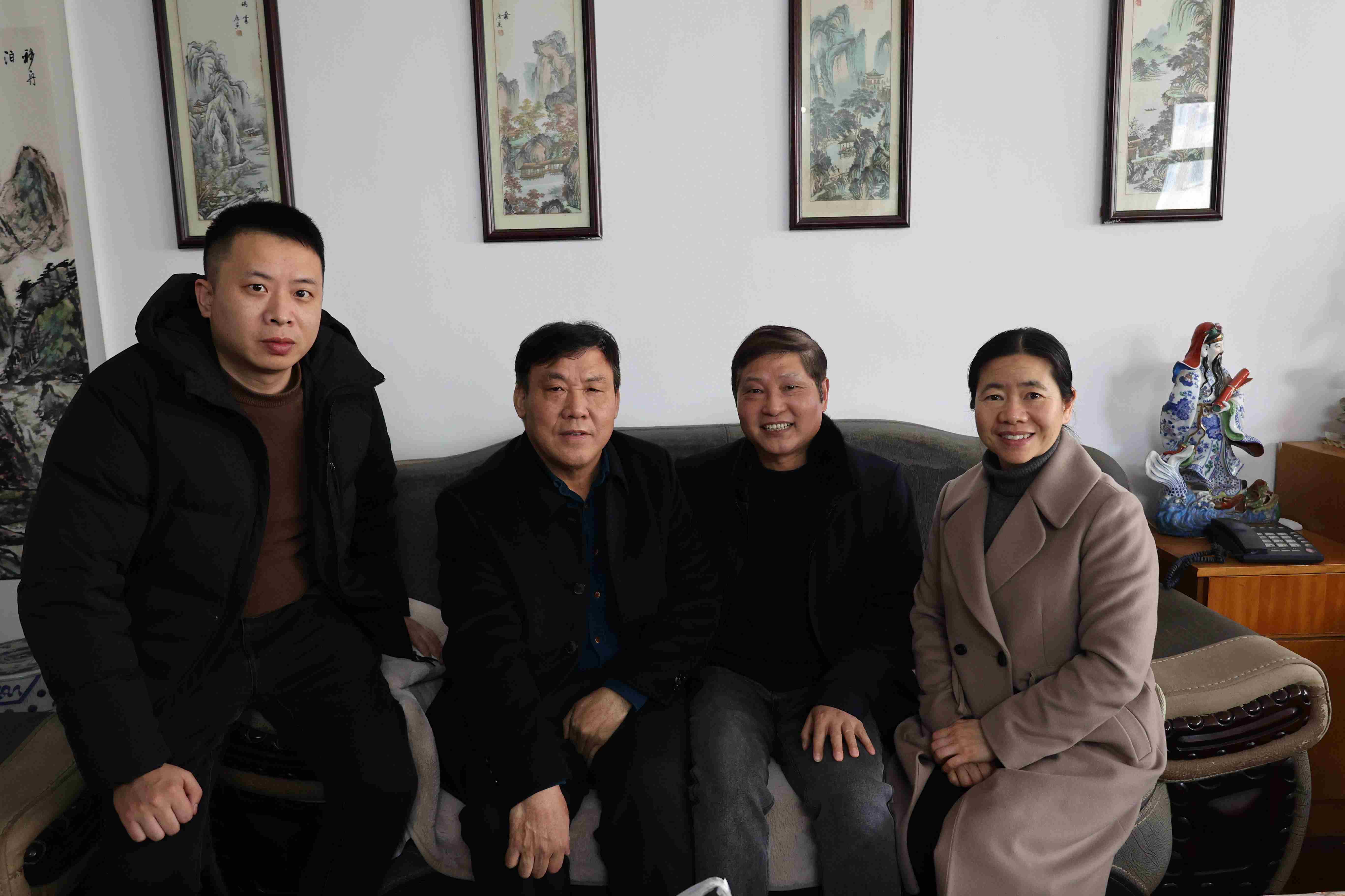 新春慰问送关怀 情系桑榆暖人心 ——市中心血站党总支书记、站长丁杰走访慰问退休干部