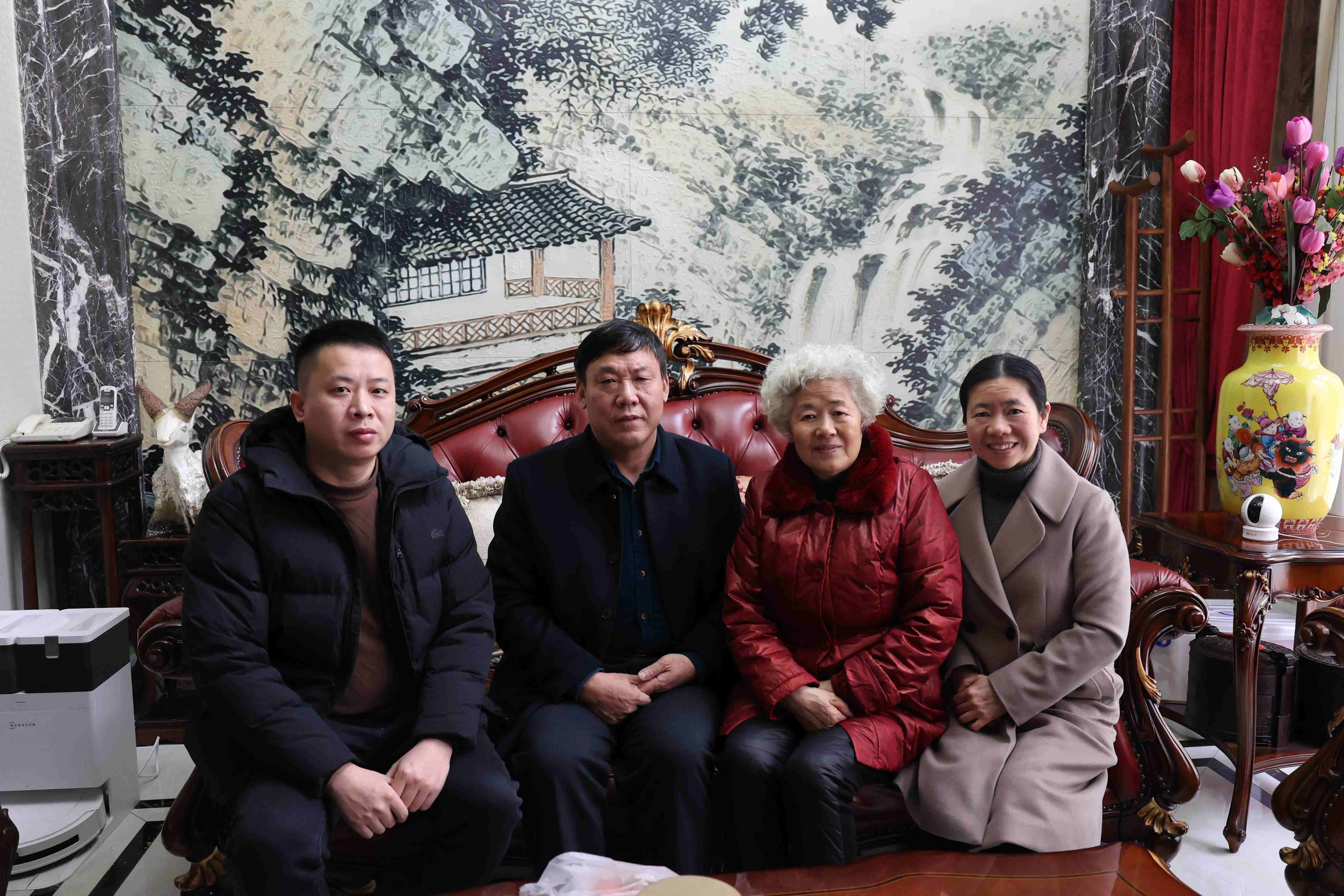 新春慰问送关怀 情系桑榆暖人心 ——市中心血站党总支书记、站长丁杰走访慰问退休干部