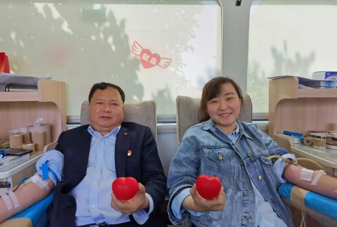 临淄区人社局干部职工：撸袖献血、为生命加油！