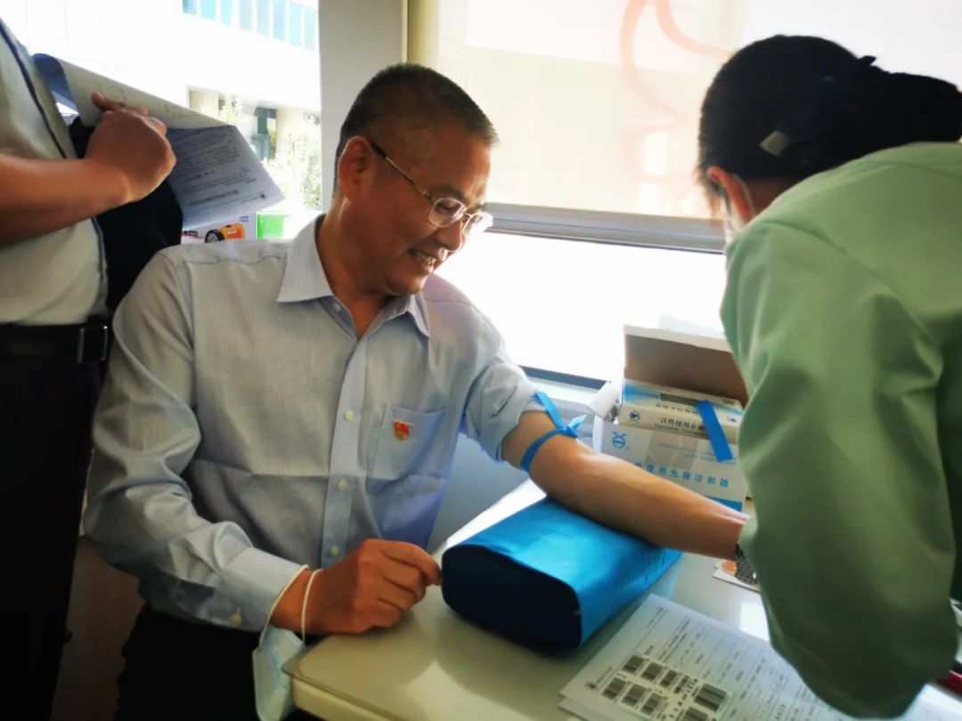 临淄区人社局干部职工：撸袖献血、为生命加油！