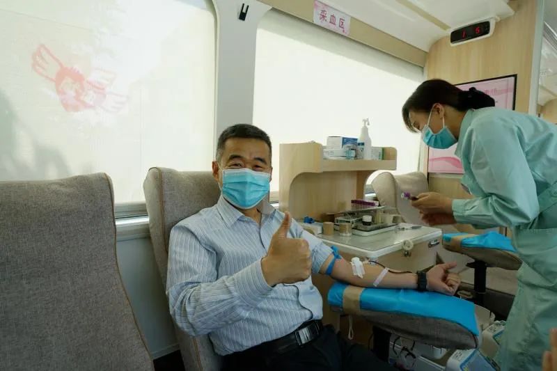 临淄区人社局干部职工：撸袖献血、为生命加油！