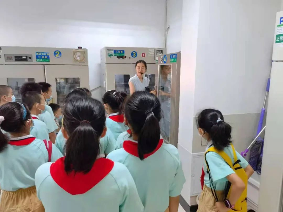 血站开放日暑期活动——西六路小学学生走进血站探秘血液旅程