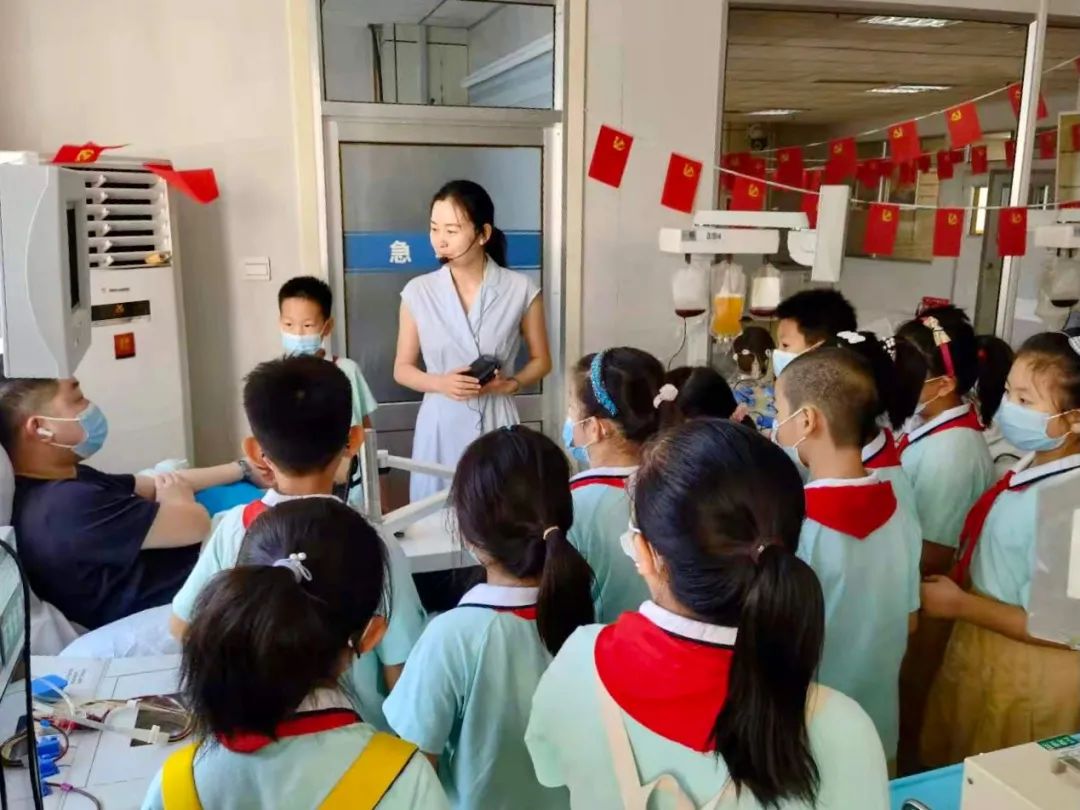 血站开放日暑期活动——西六路小学学生走进血站探秘血液旅程