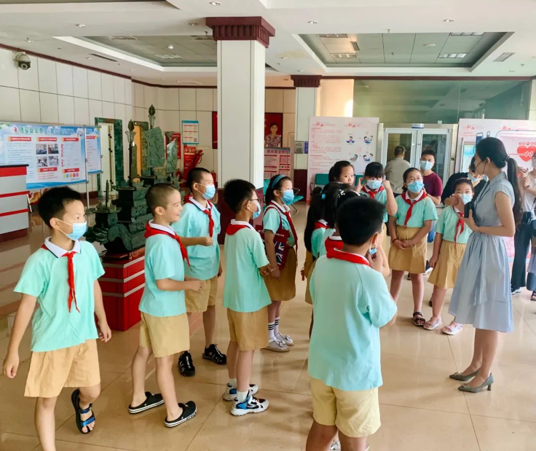 血站开放日暑期活动——西六路小学学生走进血站探秘血液旅程