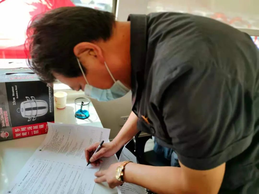 无偿献血车首次开进市直机关第一综合楼：奉献一份热血 传递一种能量！