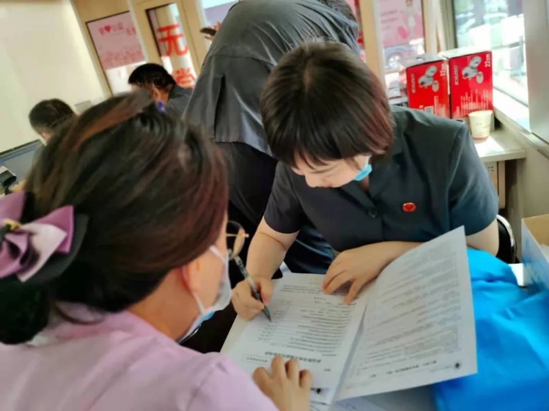 无偿献血车首次开进市直机关第一综合楼：奉献一份热血 传递一种能量！