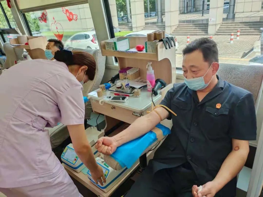 无偿献血车首次开进市直机关第一综合楼：奉献一份热血 传递一种能量！