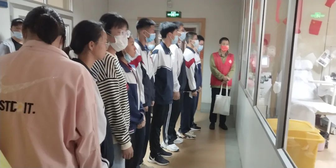 近200名家长学生走进中心血站 解锁无偿献血的“奥秘”
