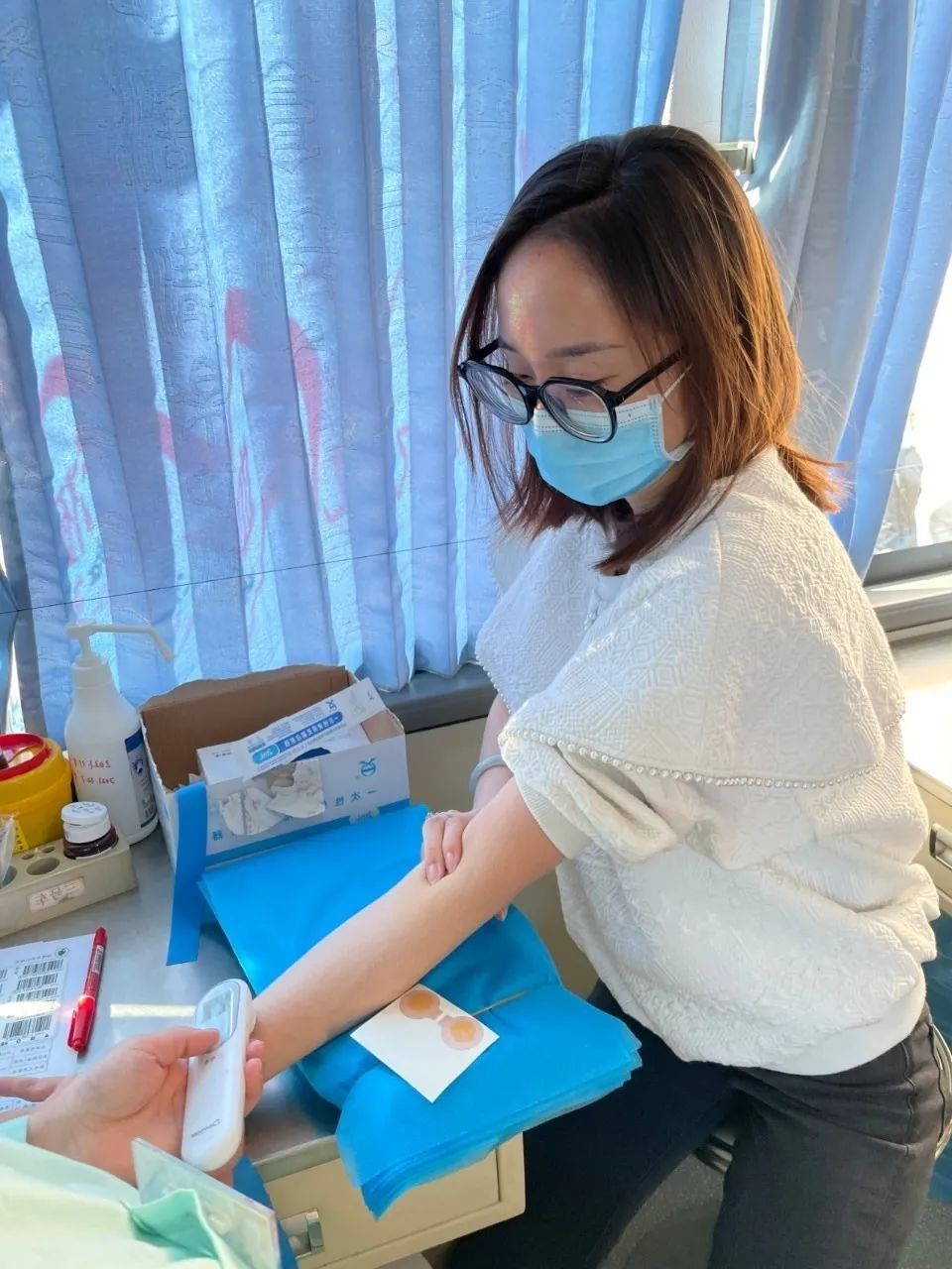 庆祝记者节，张店区新闻工作者们挽袖献血暖初冬