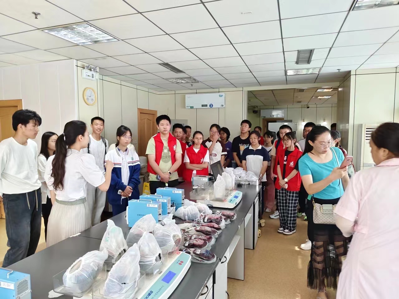 为热血公益注入新生力量 近400名学生走进淄博市中心血站